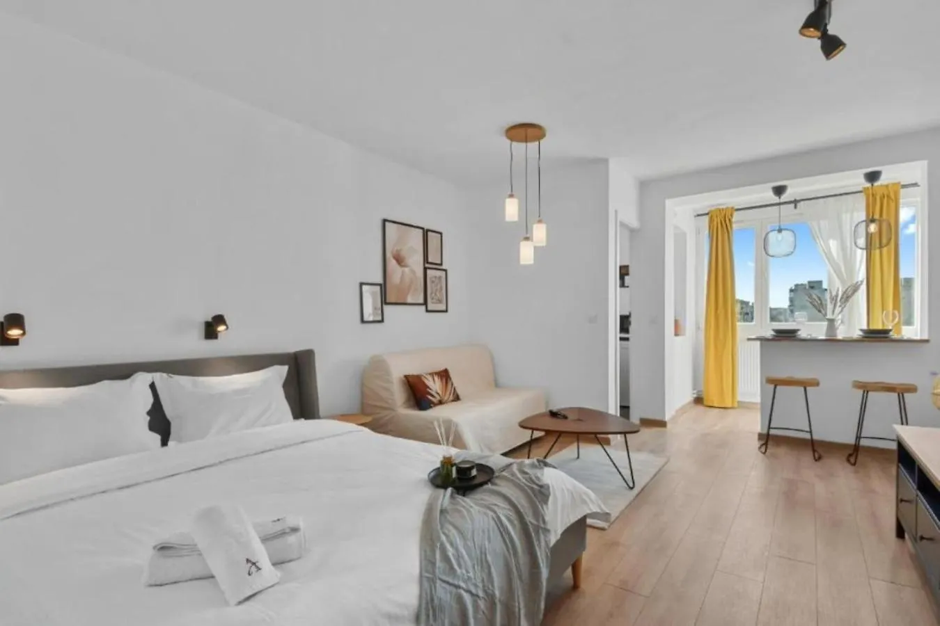 Serene Retreat - Beautifully Designed Studio Bucharest Apartment