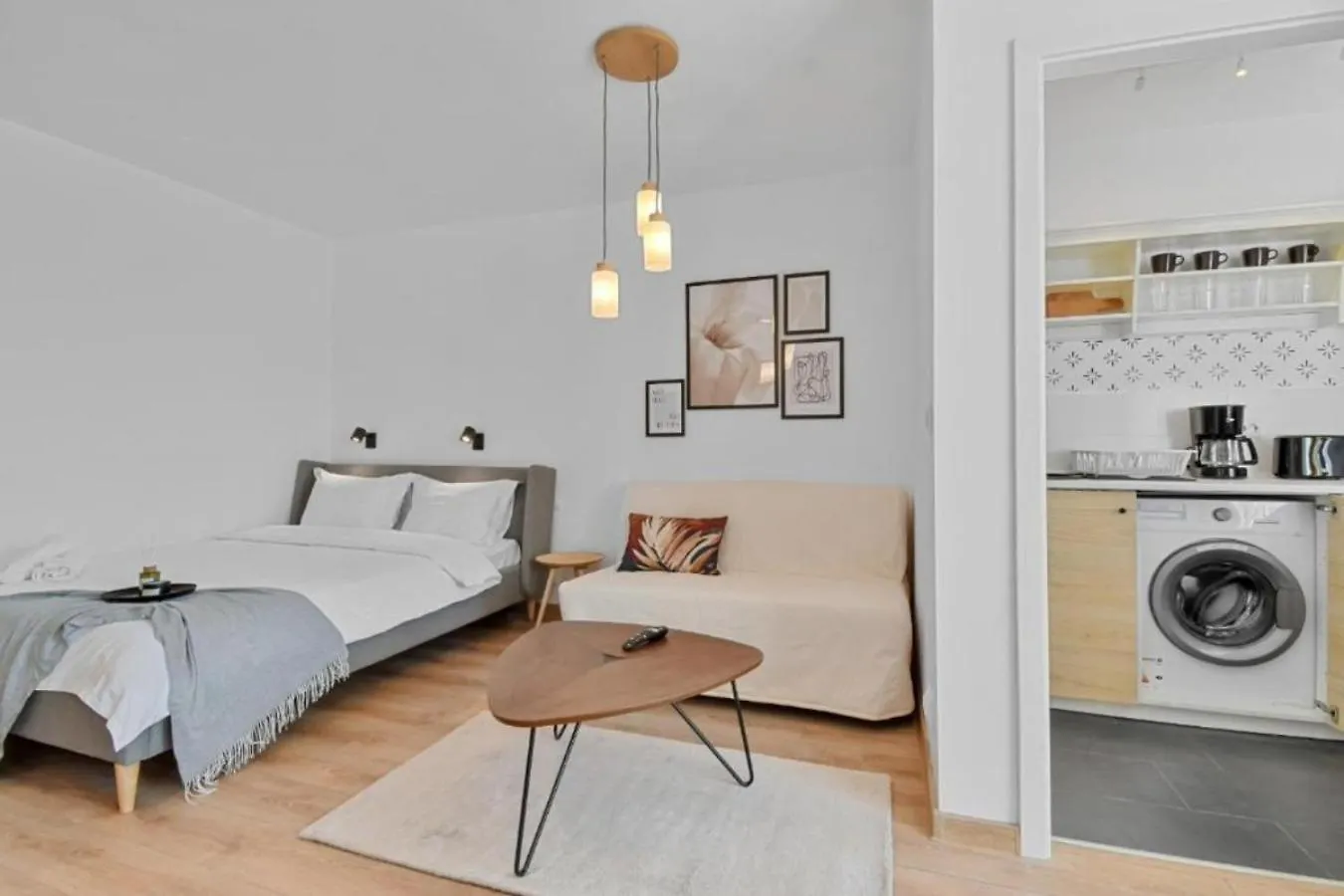 Serene Retreat - Beautifully Designed Studio Bucharest Romania